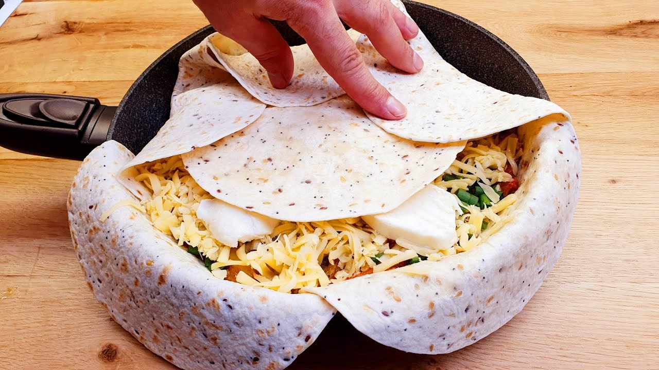 Gebackene Tortillas in einer Pfanne mit Füllung, ein großartiges Rezept für die ganze Familie