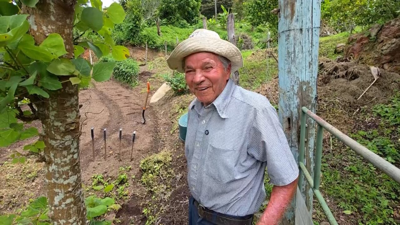 "Cascarita", el agricultor que cultiva la tierra y el cariño de todo un pueblo