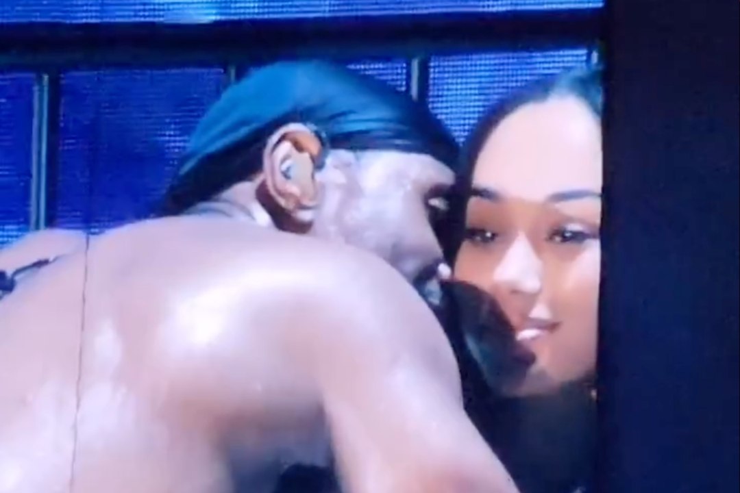 Una fan rechaza a Usher durante un momento viral en pleno concierto