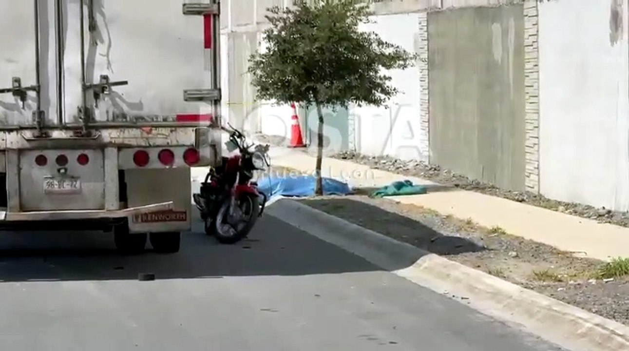 Motociclista muere tras chocar contra camión estacionado en Santa Catarina; investigan el accidente