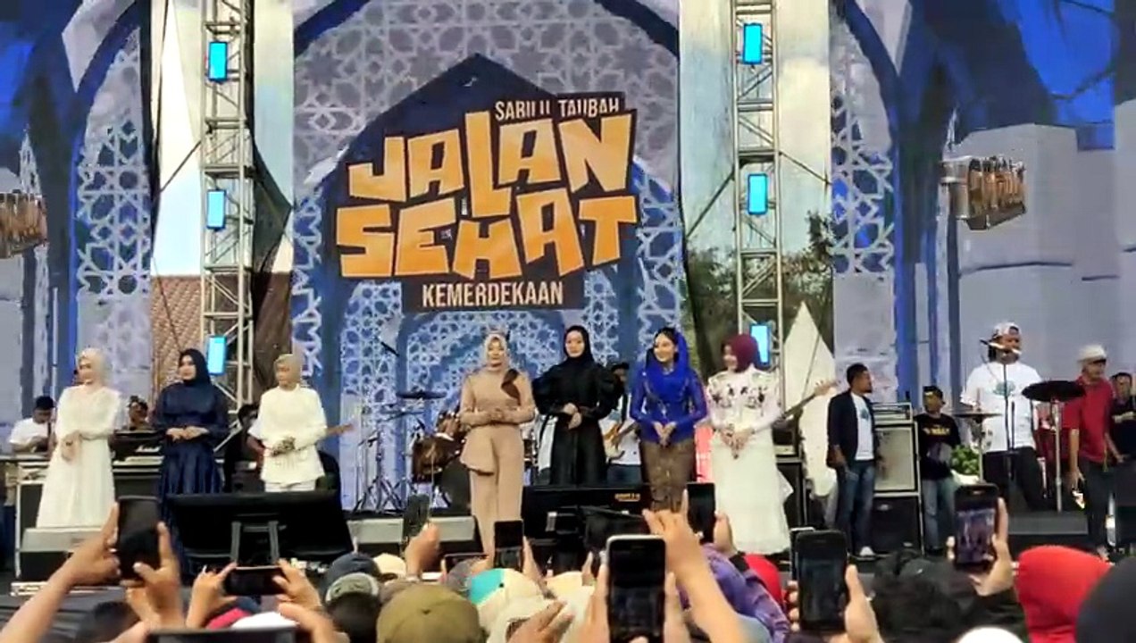PENYANYI CANTIK OM ADELLA BERKUMPUL DI BLITAR