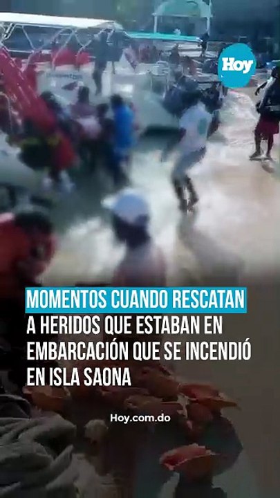 Momentos cuando rescatan a ocupantes de embarcación incendiada en isla Saona