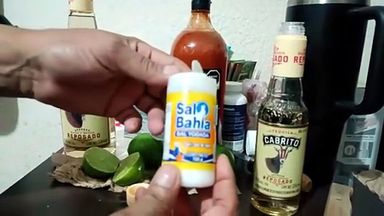 Abriendo Una #Botella De #Tequila #Cabrito #Reposado Con #Limon #Sal #Salsa #Valentina #Etiqueta Neg