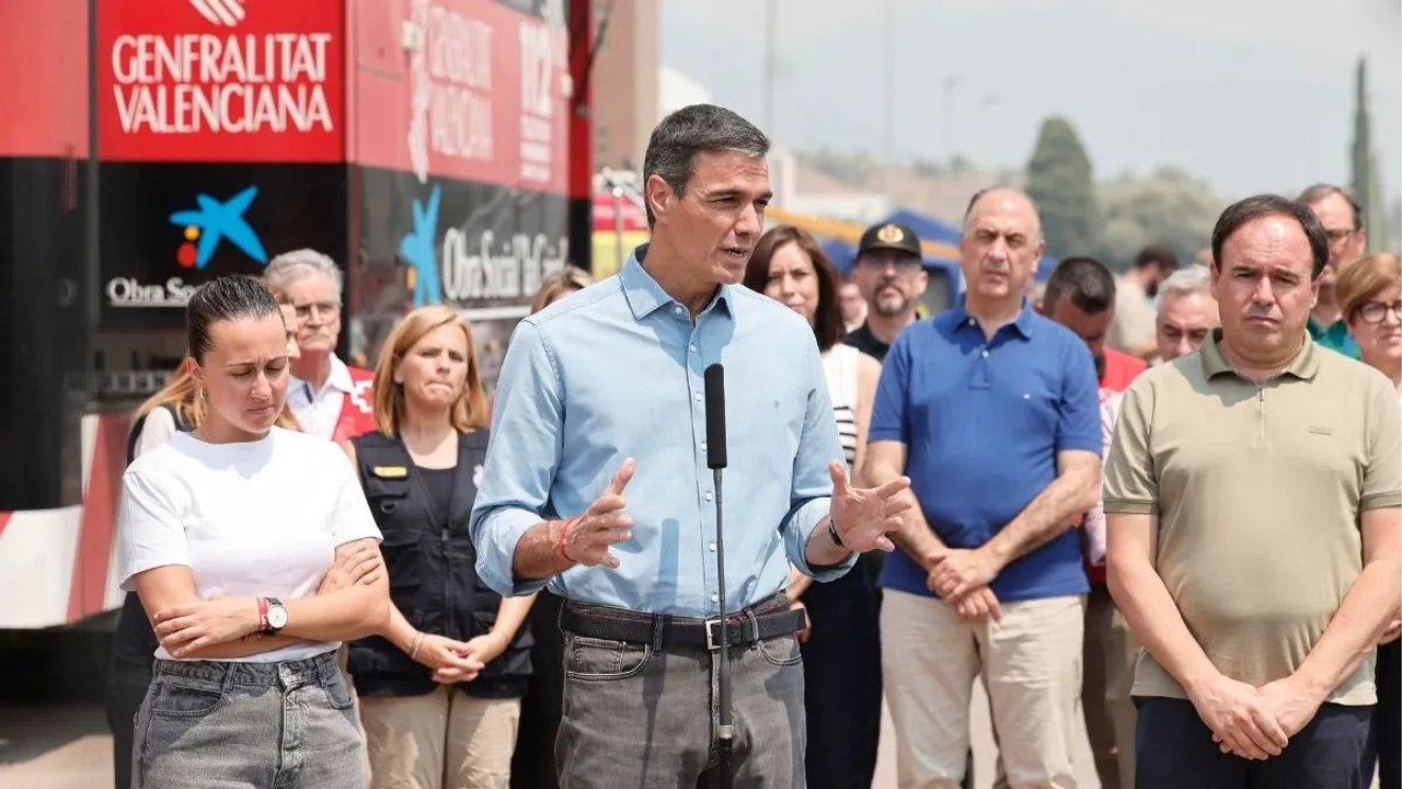 Pedro Sánchez se va calentito de Vall de Uxó por ir a hacerse la foto en mitad de otro pavoroso incendio