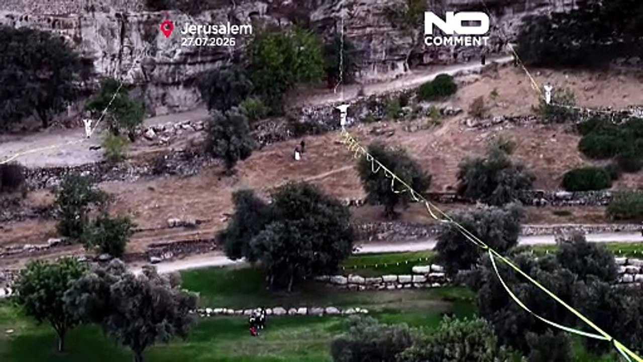 İp cambazları Kudüs’teki Hinnom Vadisi üzerinde yürüdü