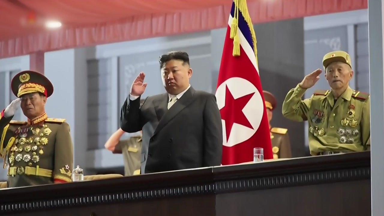 북, '전승절 73주년' 대규모 행사...김정은, 공연 관람 중 눈물 / YTN