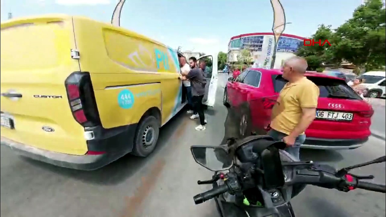 Trafikte yol verme kavgası kamerada! Kargo şoförüne araç içinde saldırdı