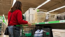 Elle achète des paniers dorés chez Dollar Tree pour cette idée géniale pour la cuisine