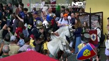 Średniowieczne stroje i parady na ulicach Sighisoary w Rumunii