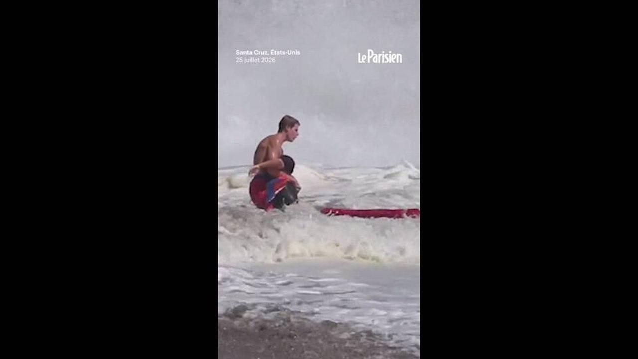 Le sauvetage sans fin d'un enfant pris dans les vagues