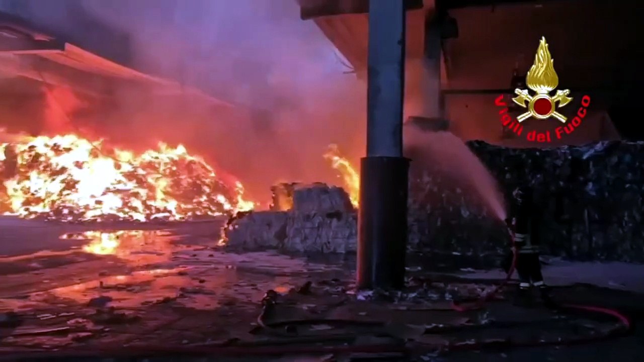 Fiamme all'isola ecologica nel milanese, un ferito nell'incendio - Video