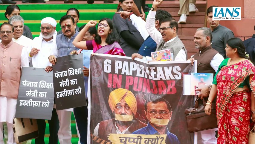 पंजाब के शिक्षा मंत्री को हटाने की मांग, संसद परिसर में NDA सांसदों का प्रदर्शन, स्वाति मालीवाल बोलीं- "पंजाब में पिछले 5 सालों में 6 पेपर लीक"