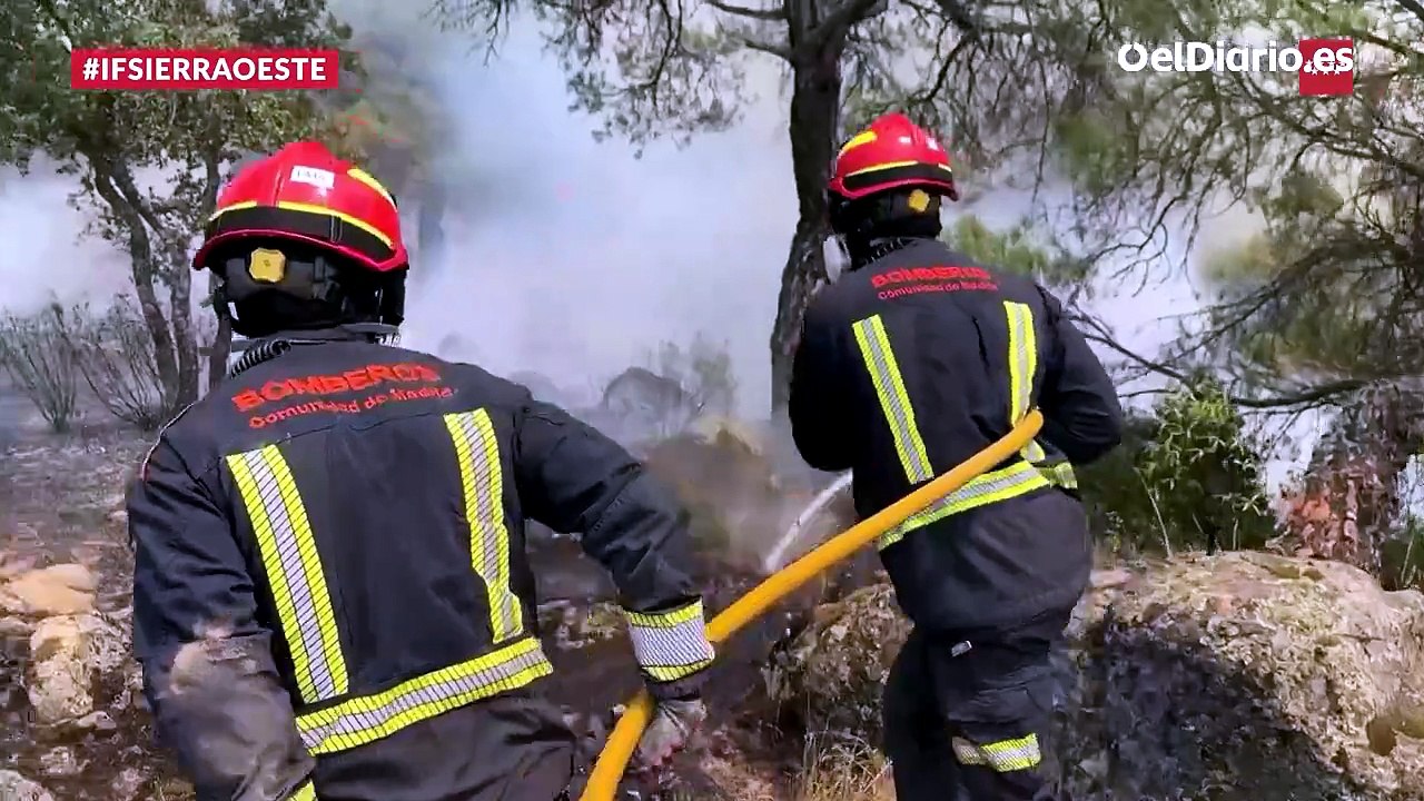Bomberos continúan los trabajos de extinción en la zona del río Cofio (Madrid)