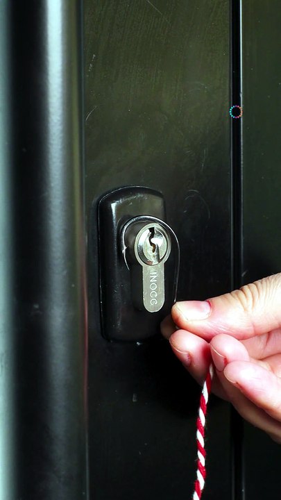 DIY emergency key removal technique🔑🎣