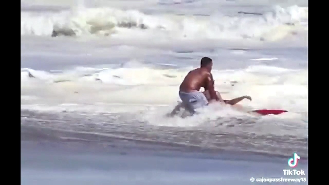 Il giovane baywatch salva un ragazzo tra le onde del Pacifico - Video