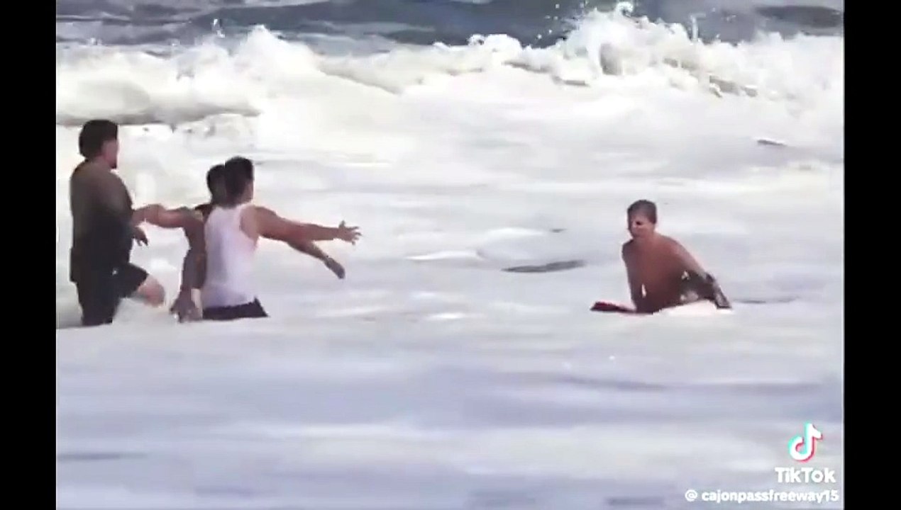 Il giovane baywatch salva un ragazzo tra le onde del Pacifico - Video