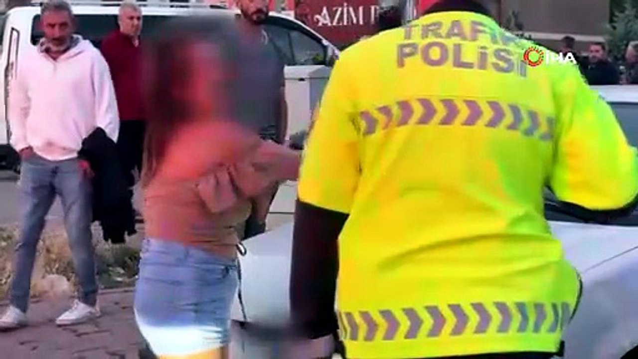 Alkollü kadın aday sürücü polislere yapmadığını bırakmadı!