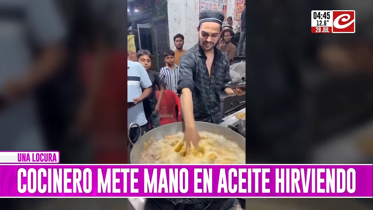 Cocinero sorprende a todos al meter la mano en aceite hirviendo