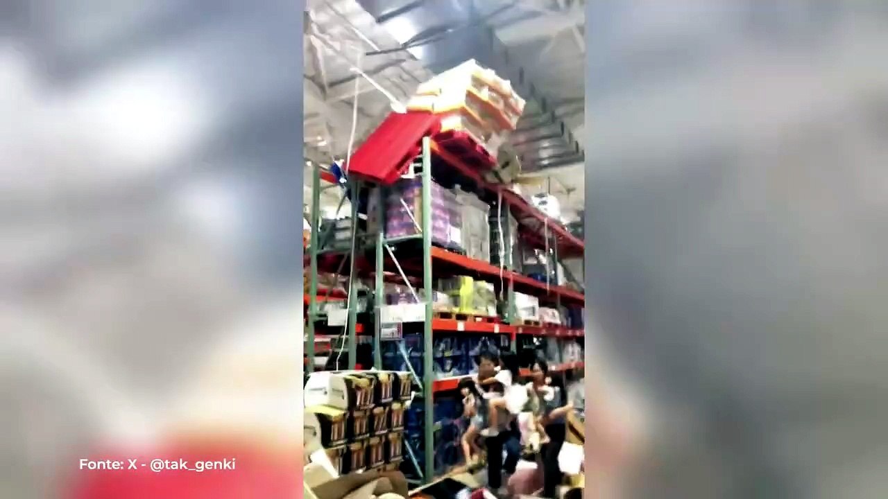 La paura all'interno di un supermercato durante il terremoto in Giappone - Video