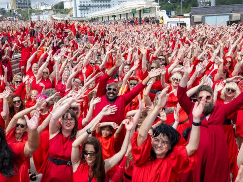 Hunderte Kate-Bush-Fans tanzen zu "Wuthering Heights"
