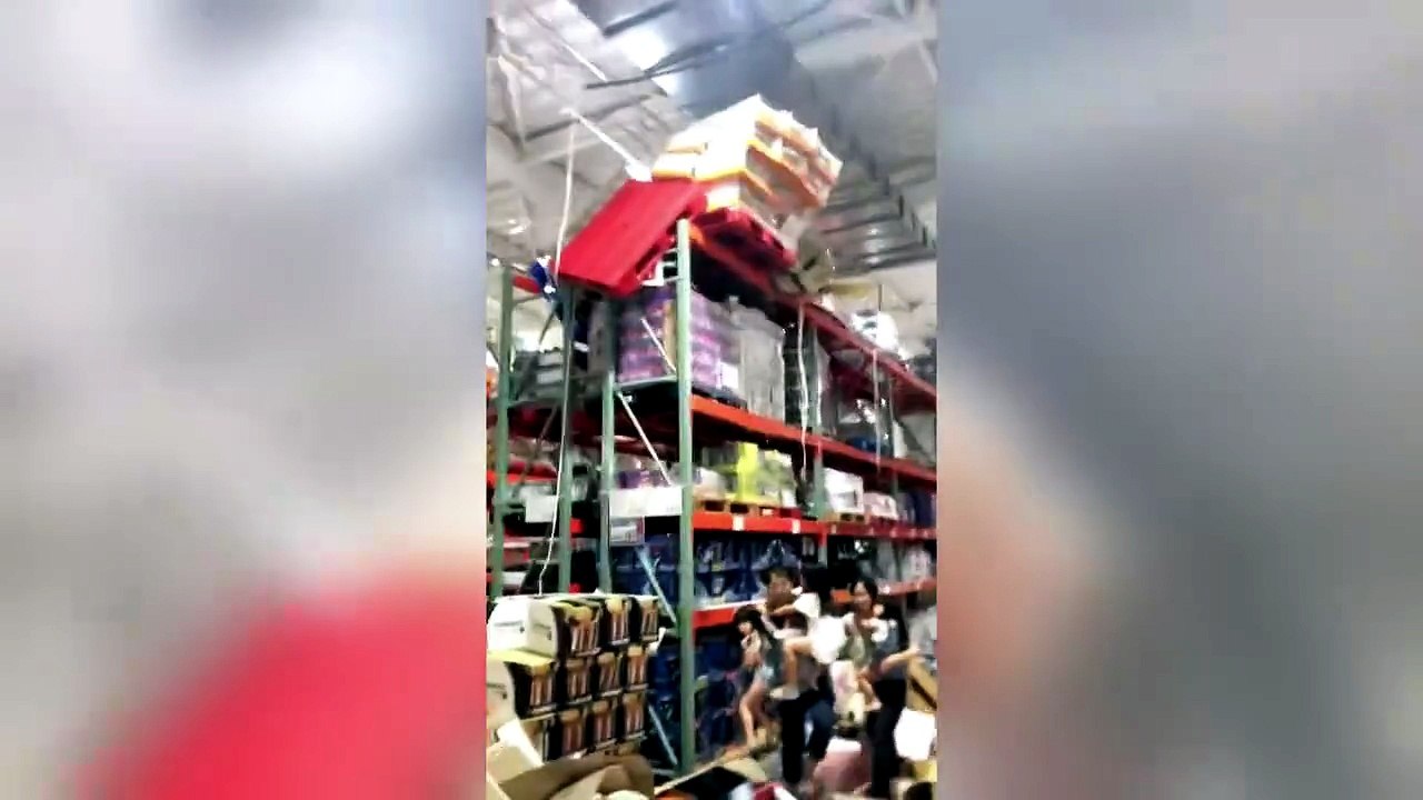 La paura all'interno di un supermercato durante il terremoto in Giappone - Video
