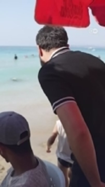 لم يكن البحر بعيداً عن حسام من حيث المسافة، بل من حيث الواقع الذي فرضته سنوات الحرب والانقسام في سوريا. بعد 27 عاماً، يصل إلى الساحل برفقة طفليه،