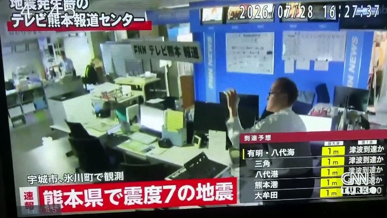Japonya'da 7,1 büyüklüğünde deprem anı kamerada
