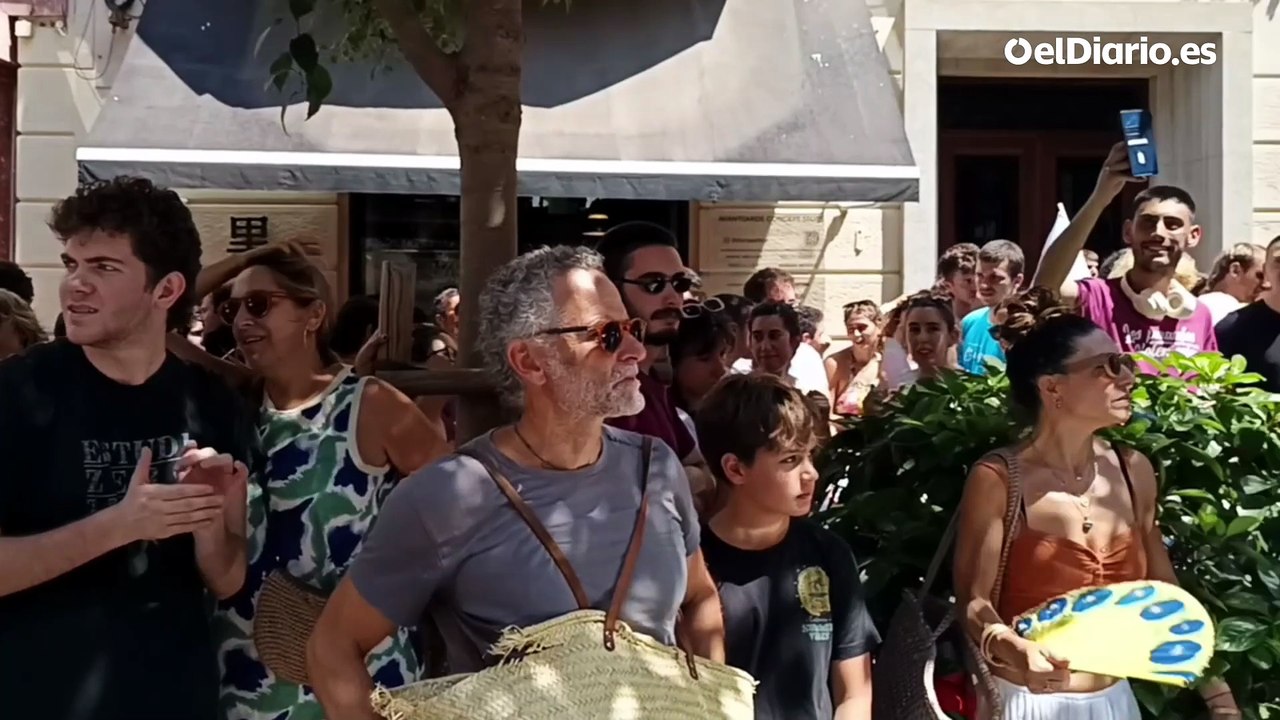 Protestas en Palma ante la Delegación del Gobierno por la violencia policial en la manifestación contra el turismo masivo: "¡Vergüenza!"