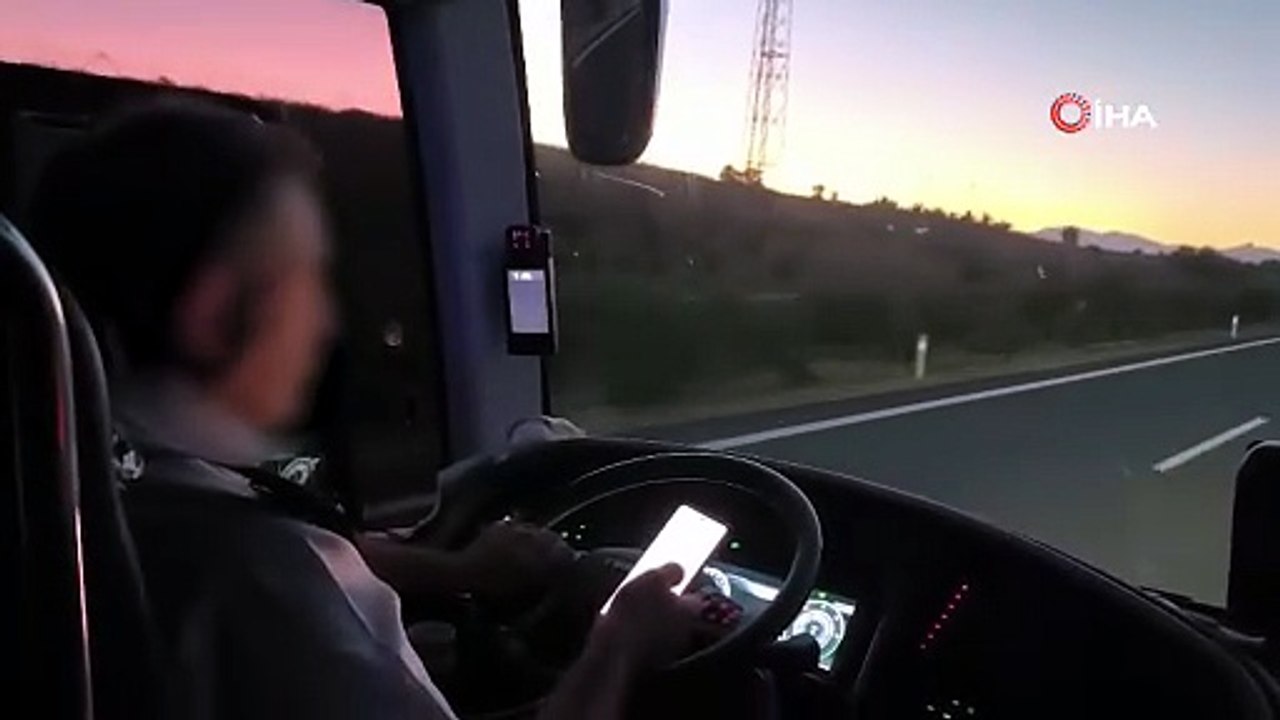 Yolcuların Hayatını Hiçe Sayarak Cep Telefonuyla Oynadı