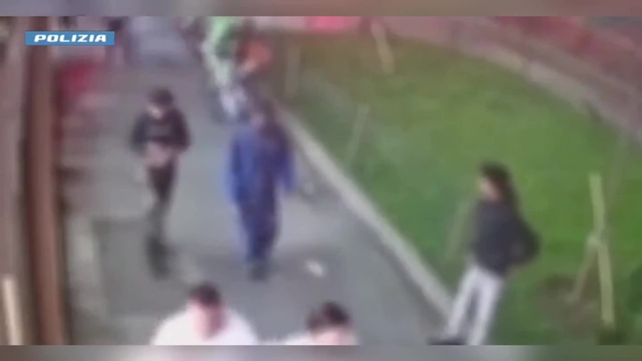 Milano, strappano la collana d'oro a una coppia di turisti in via Torino: la polizia in borghese li blocca