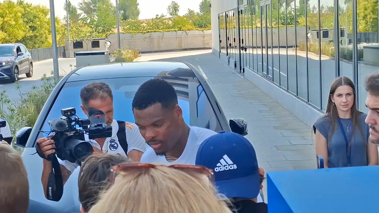 Dumfries firma sus primeros autógrafos como jugador del Madrid tras pasar el reconocimiento médico