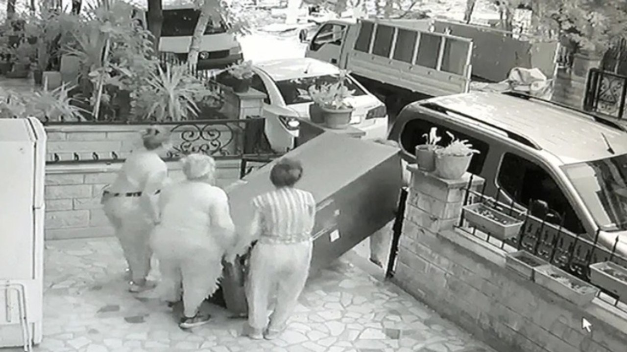 100 kiloluk gardırop tipi buzdolabını 4 kadın taşıyarak çaldı