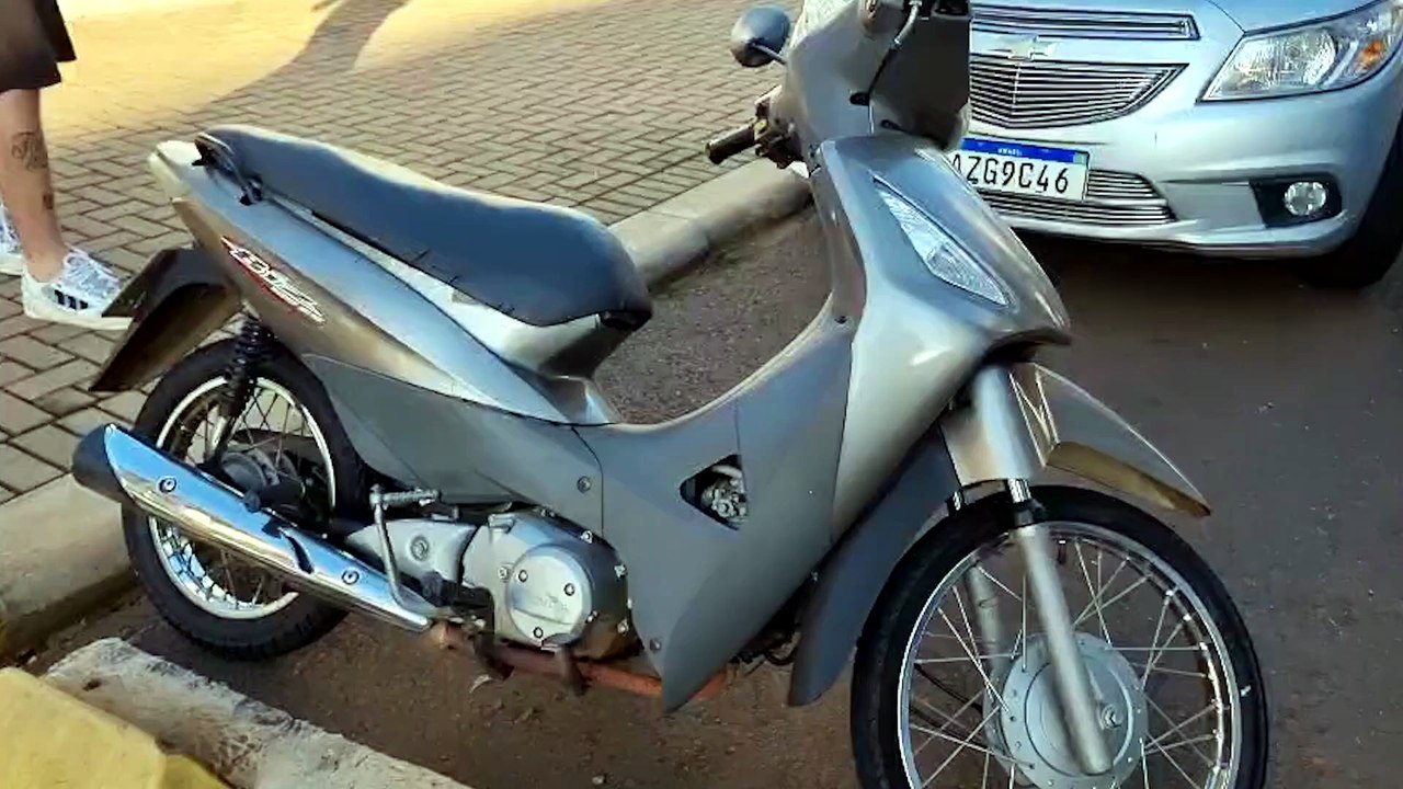 Mulher fica ferida após acidente entre moto e carro no Centro de Cascavel