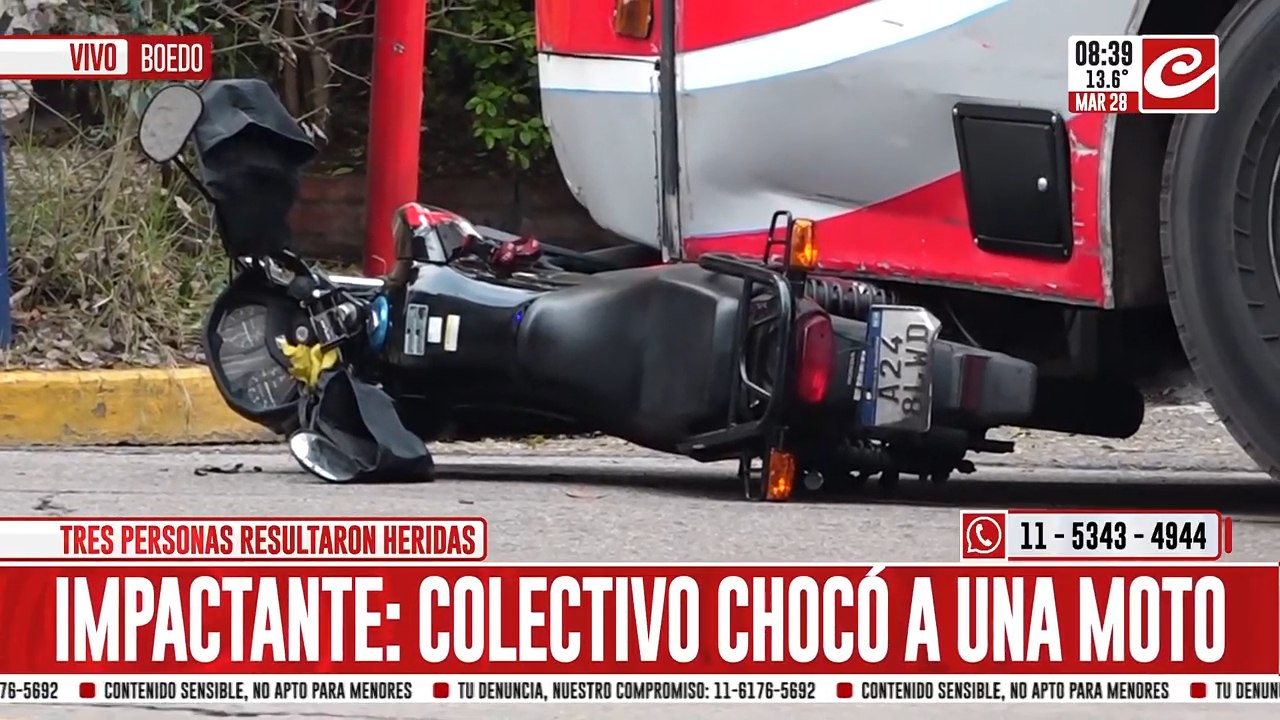 Accidente en Boedo: colectivo chocó a una moto y dejó a sus ocupante malheridos