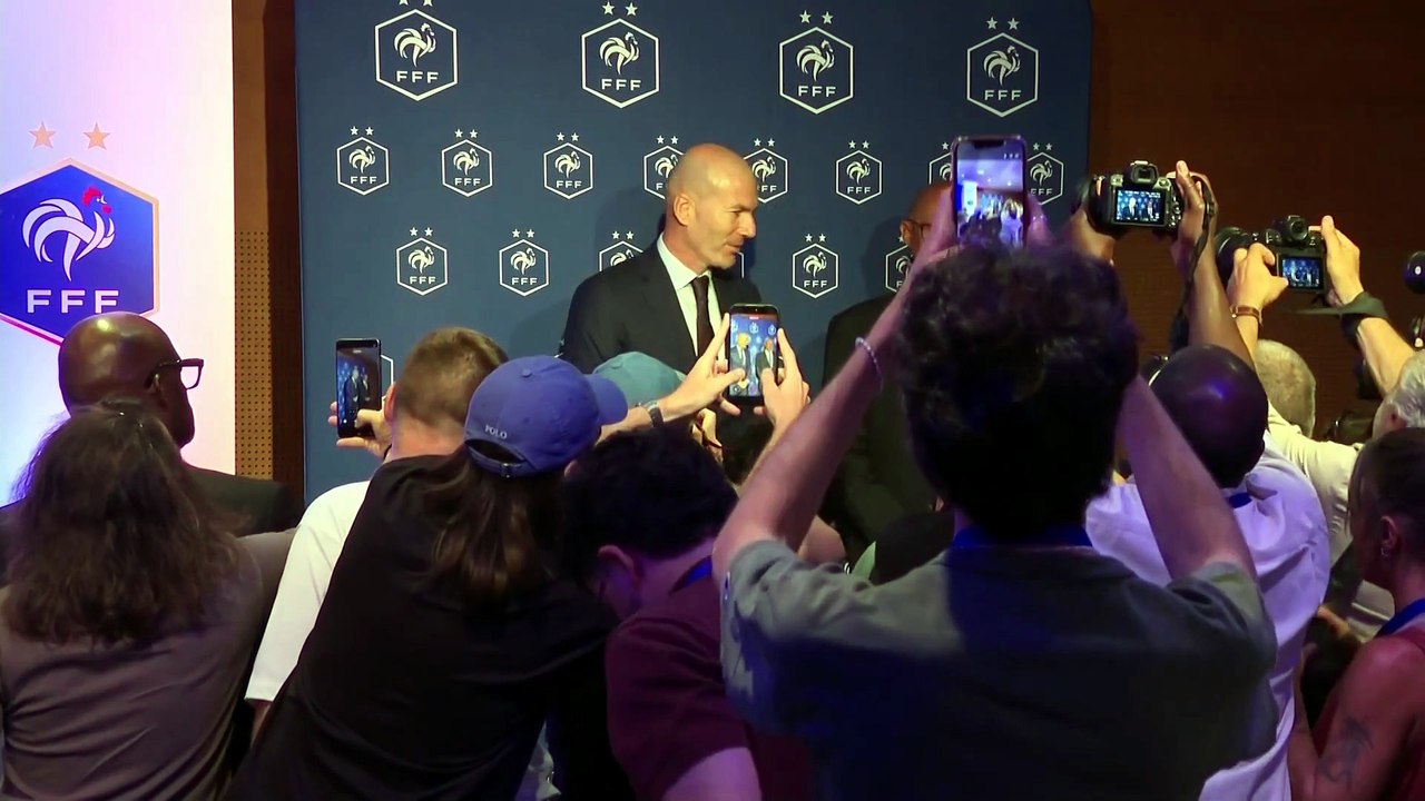 Zidane prend la pose avec le président Diallo