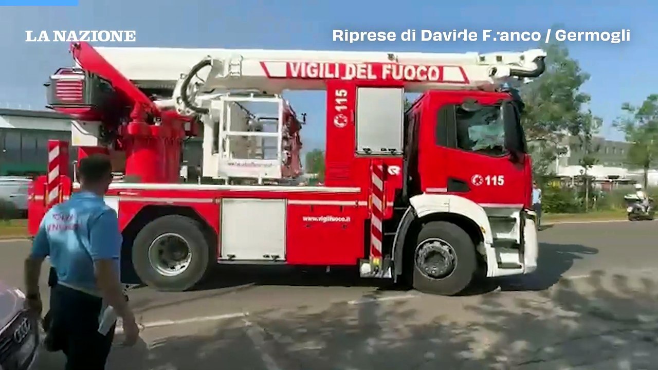 Fiamme, fumo e paura per l'incendio in un'azienda all'Osmannoro: l'arrivo dei soccorsi
