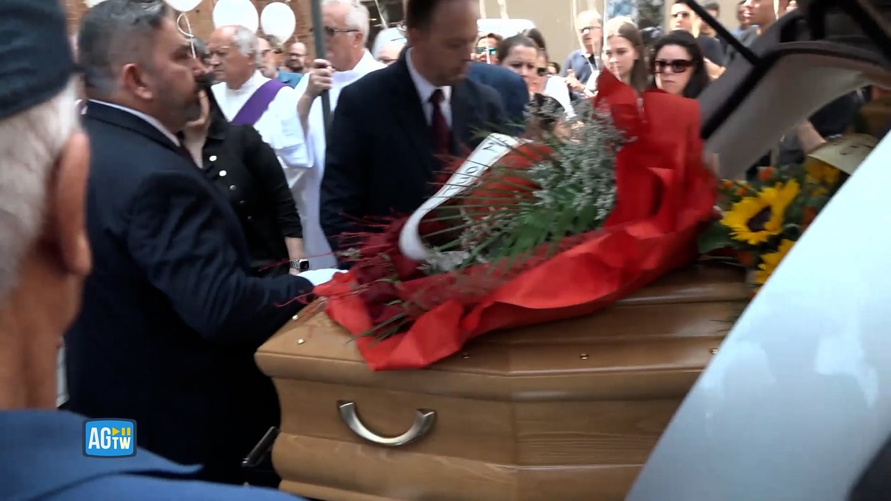 Funerali di Monica Esposito, il feretro lascia l?abbazia tra gli applausi della folla