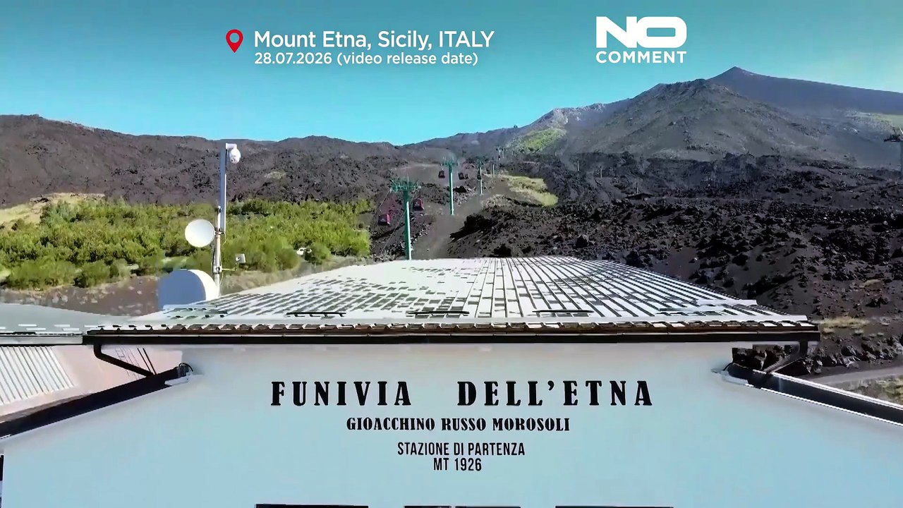 Etna, riprese con drone mostrano la funivia sopra il paesaggio vulcanico