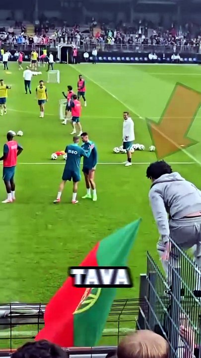 Ele tirou uma foto com o CR7! #futebol #cristianoronaldo #torcedor
