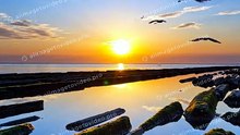水平線に沈みゆく夕日