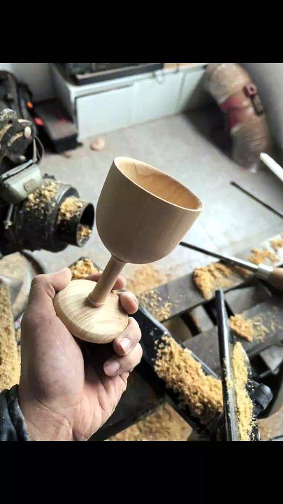 金丝楠木小红酒杯 |||金丝楠木小红酒杯 原来在内涵段子里看过一个车木质红酒杯的视频 那时觉得很解压 很有意思 直到现在自己能完成了 才发现乐趣不止如此 #木旋 #红酒杯 #制作过程 #木工 #手艺人的日常