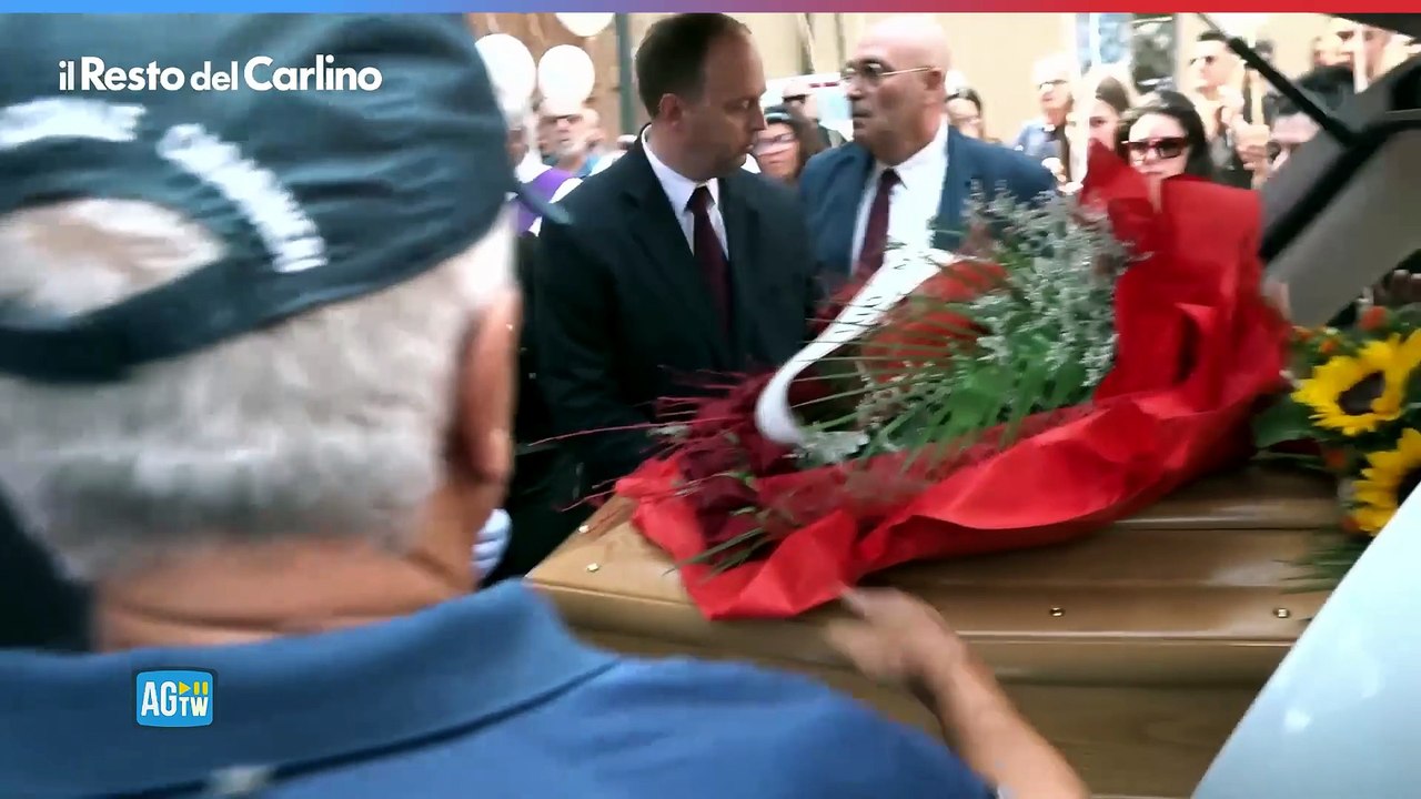 Funerali di Monica Esposito, il feretro lascia l’abbazia tra gli applausi della folla