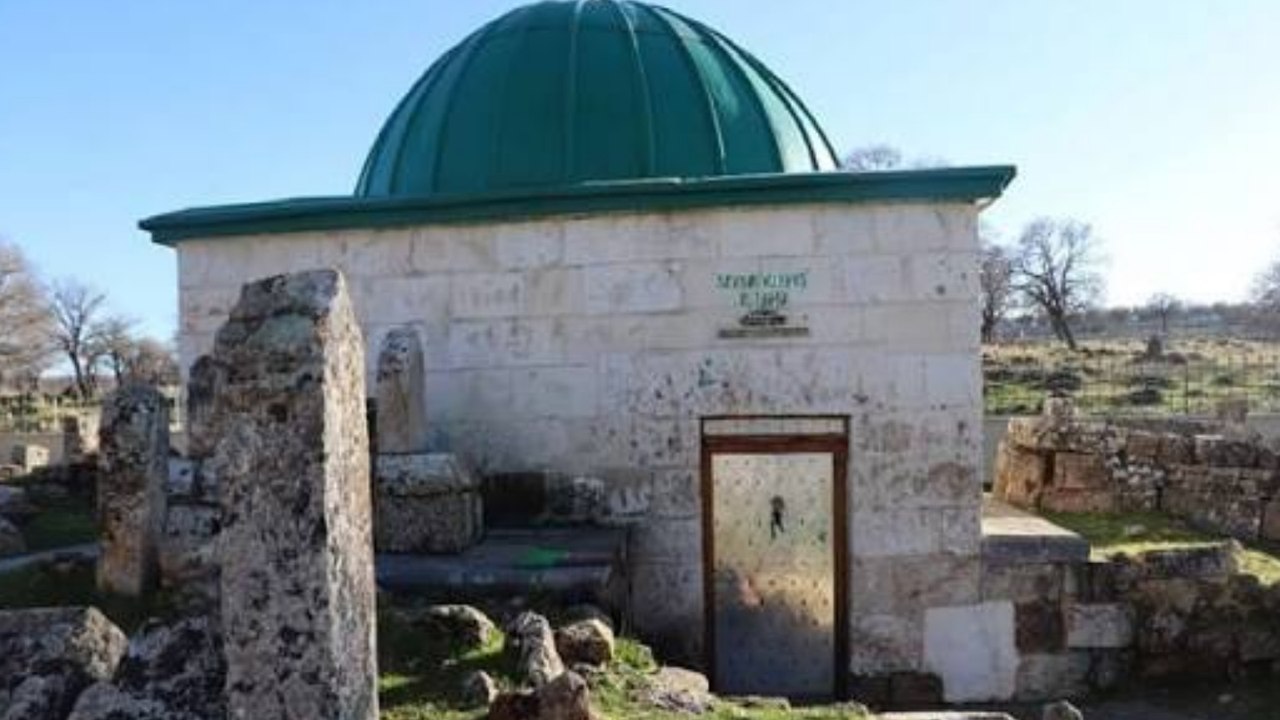 Hacı Kureyş Türbesi'ne saldırı sonrası Alevi Bektaşi Federasyonu'ndan tepki: Düzgün Baba ve Alif Ana ziyaretlerine yapılan saldırılar birbirinden bağımsız değildir!