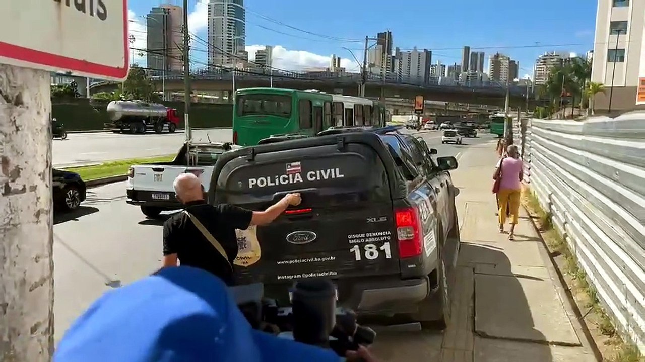 Veja o momento em que médica acusada de racismo chega na Vara de Audiência de Custódia