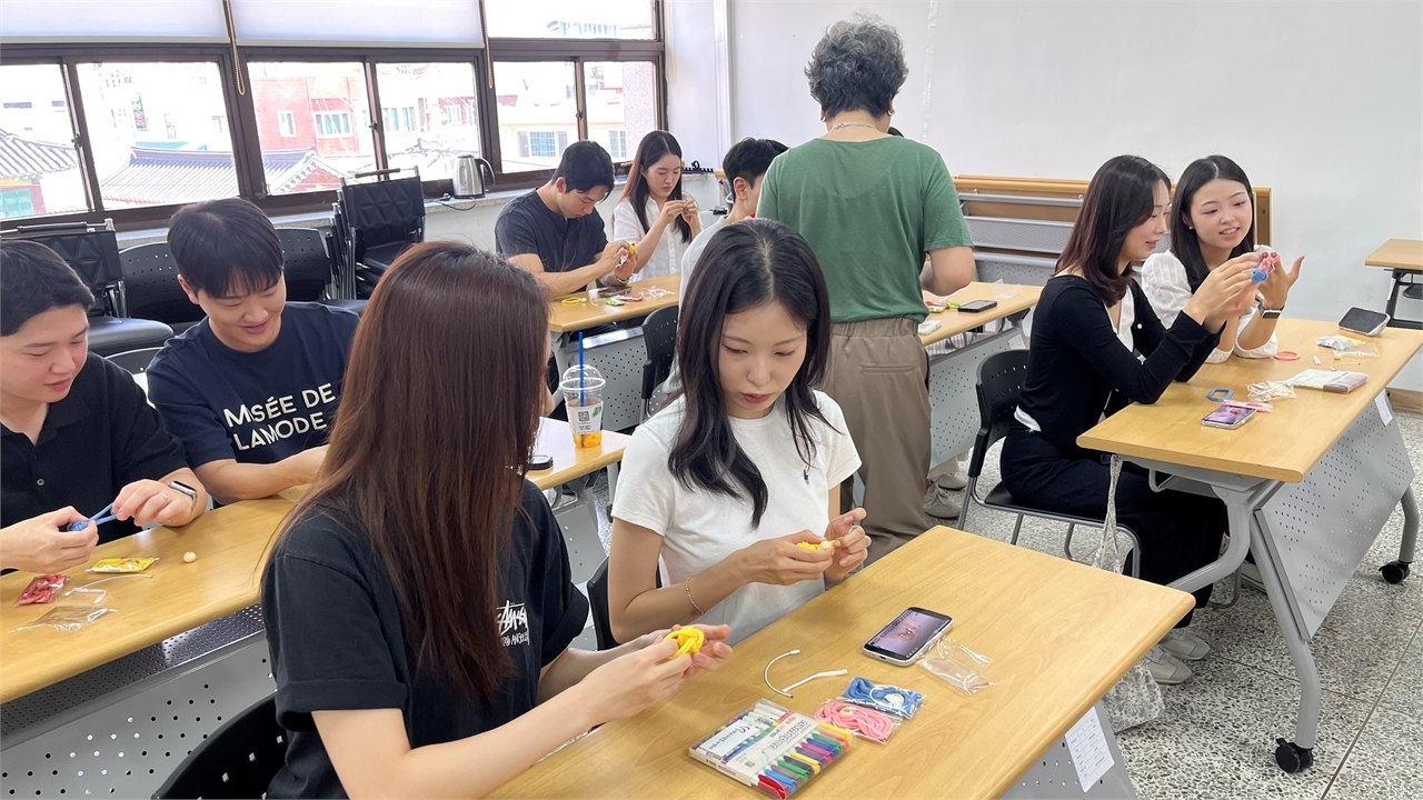 [기업] 에어부산 직원들, '양말목 공예' 봉사활동 진행 / YTN