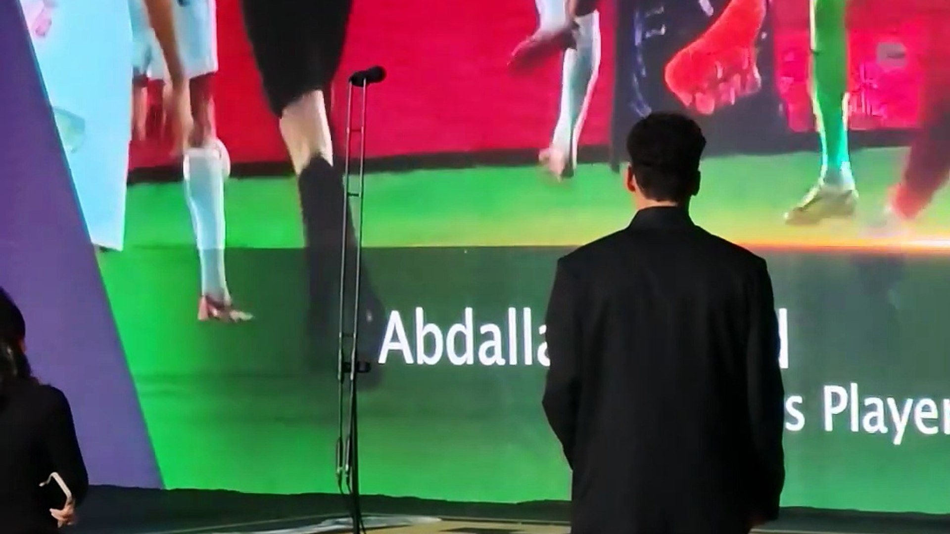 عبد الله السعيد يفوز بجائزة أفضل لاعب باختيار الجماهير.