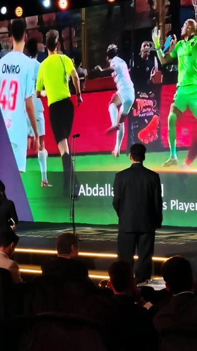 عبد الله السعيد يفوز بجائزة أفضل لاعب باختيار الجماهير.