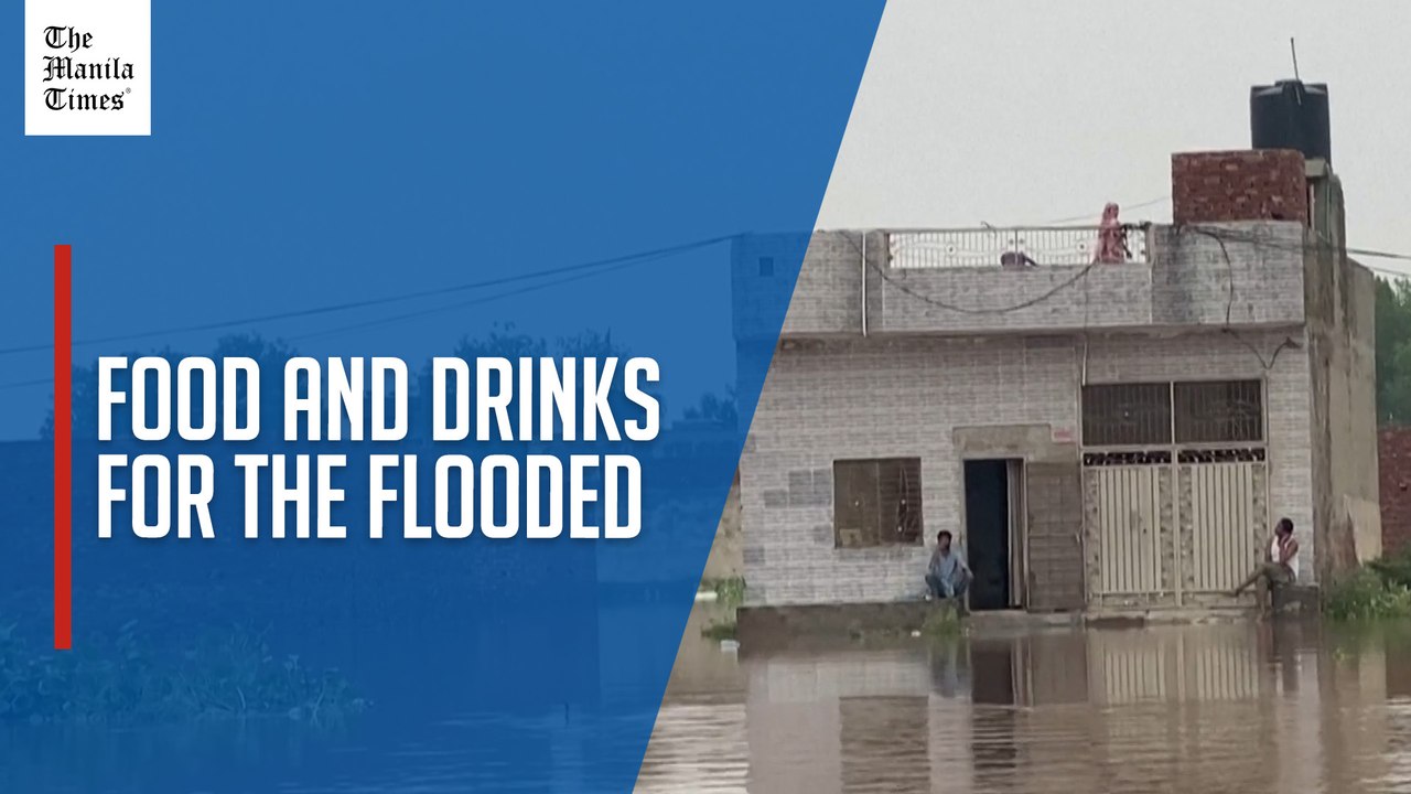 Volunteers distribute food as floods continue in Pakistan