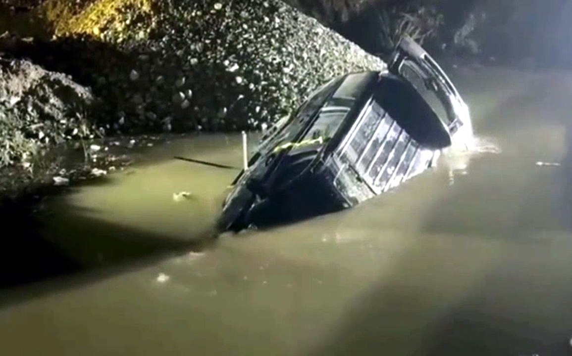 Viaje terminó en tragedia: cuatro ocupantes mueren tras caer yipeta a un río en Baní