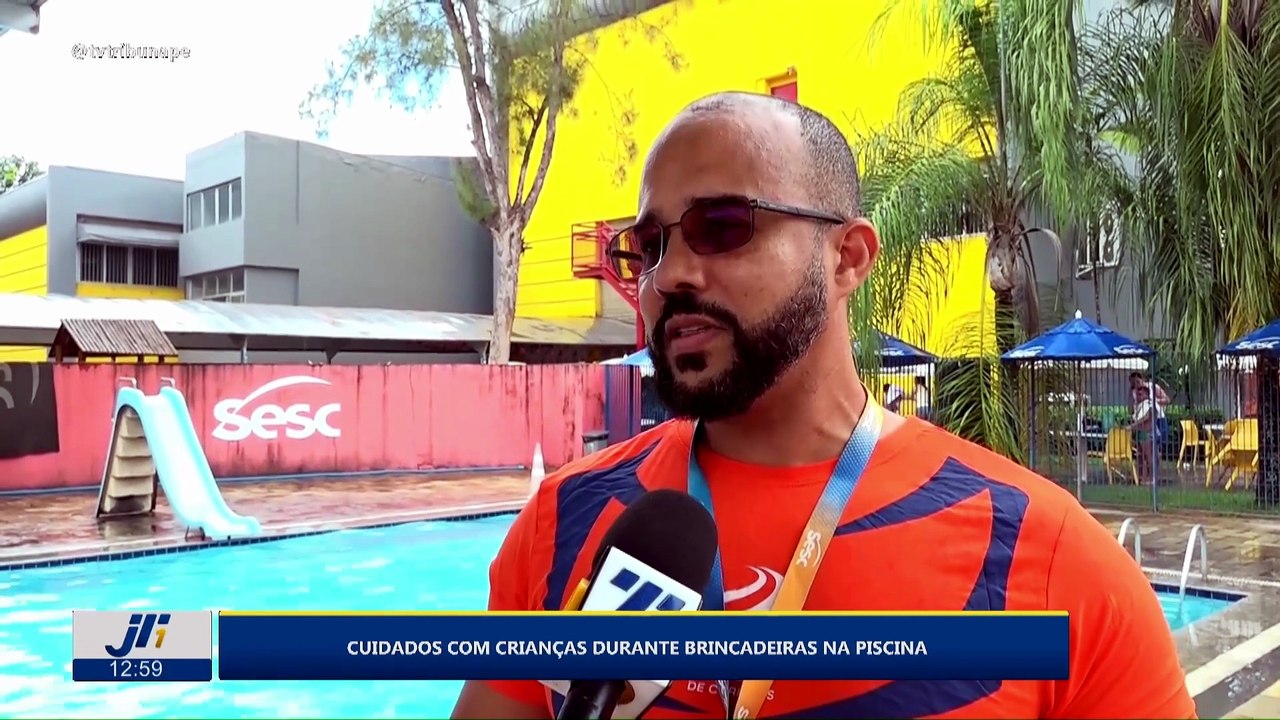 Cuidados com crianças durante brincadeiras na piscina
